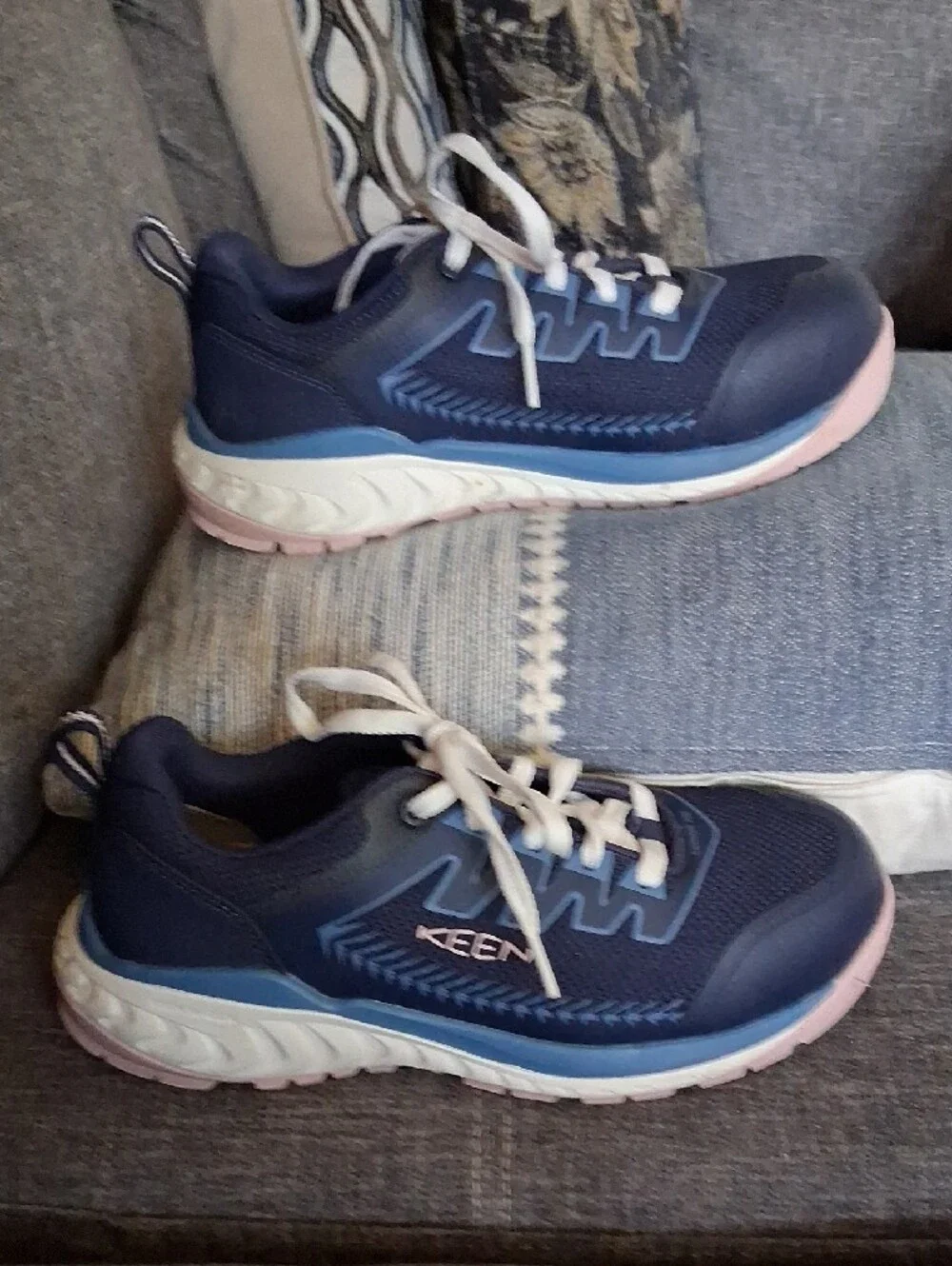 EUC Size 7M Keen Blue Utility Shoes